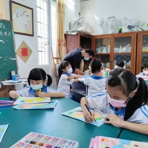 課后服務學校怎么做？帶你直擊廣東'官方帶娃'美術輔導現(xiàn)場